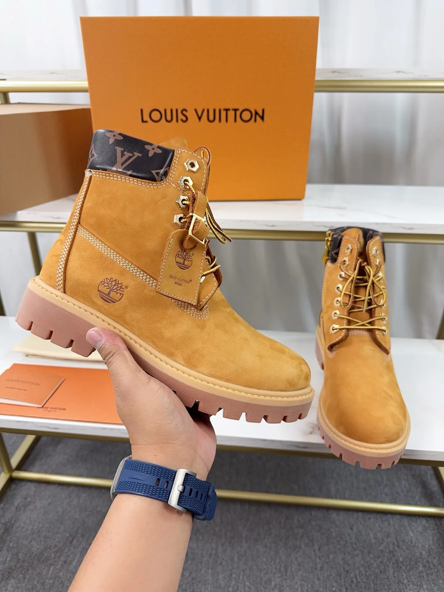 Couple model 💰700 ❤️Top version: Couple model LV x Timberland Timberland joint model Presbyopia Embossed Rhubarb boots Ankle boots Short boots LV x Timberland ankle boots are made of Monogram embossed waterproof nubuck cow leather, relying on the brand's exquisite craftsmanship to carefully reshape the classic Timberland 6-inch boot shape in Italy, and make an eye-catching appearance in 2024 created by Pharrell Williams with American workwear style Autumn and winter menswear show. Monogram embossed tongue, original Timberland laces and outsole are exquisite details, and the leather label expresses the cooperation logo. Exquisite packaging at the delivery counter🛍📦 ▪️Material: Original customized imported first-layer cowhide ▪️Inner lining: Original customized leather lining/mesh lining ▪️Outsole: Original molded anti-slip rubber material ▪️Sole thickness: 3.5CM ▪️Size: Women's 35-40 Men's 39-46